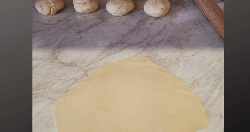 Tortilla tésztagombócok nyújtása