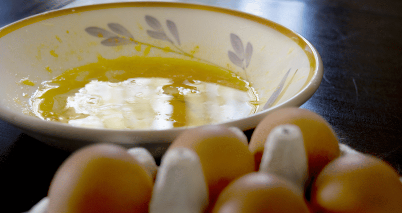 sárga túró tojások feltörése tálba